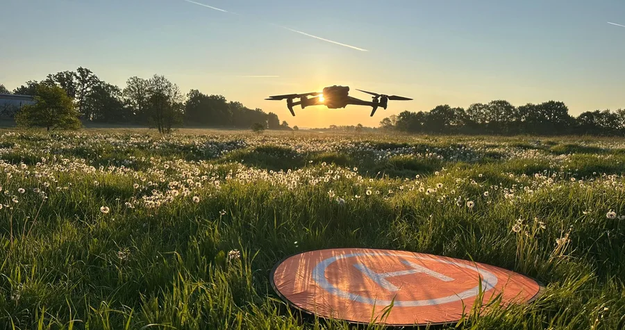 Když už lidské oko nestačí, pomůže technologie: O2 darovalo 30 SIM karet do dronů pro ochranu srnčat před sečením
