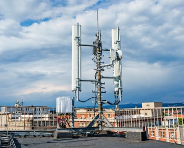 Elektronika a telefonování při bouřce: Jak chránit sebe i své přístroje