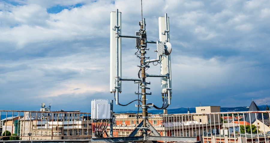 Elektronika a telefonování při bouřce: Jak chránit sebe i své přístroje