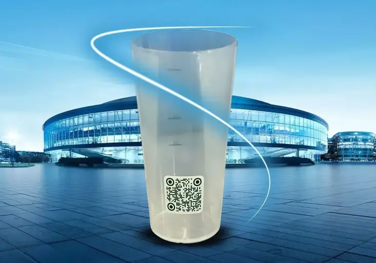 O2 arena zavádí vratné kelímky bez zálohy. Nadaci O2 věnuje 0,5 Kč za každý správně vrácený kus