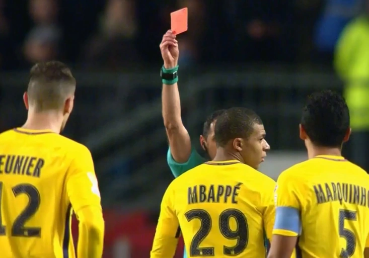 Zázrak Mbappé, jak ho neznáte! Za TENTO ošklivý faul ho sudí vyloučil po radě od videa