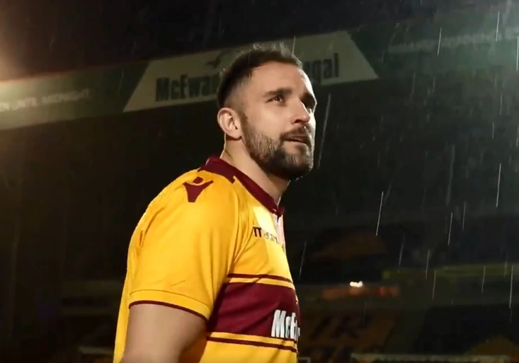 Skotové si vystřelili z Manchesteru! TAKHLE parodují video s Alexisem Sánchezem