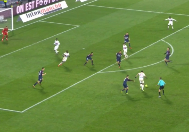 Francouzský šlágr kořistí Lyonu! Jak Depay sestřelil PSG v poslední minutě?