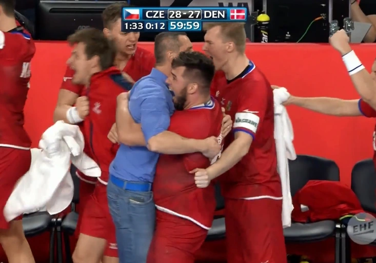 Házenkáři zázračně přemohli olympijské šampiony z Dánska. Proč se fans posmívají komentátorovi?
