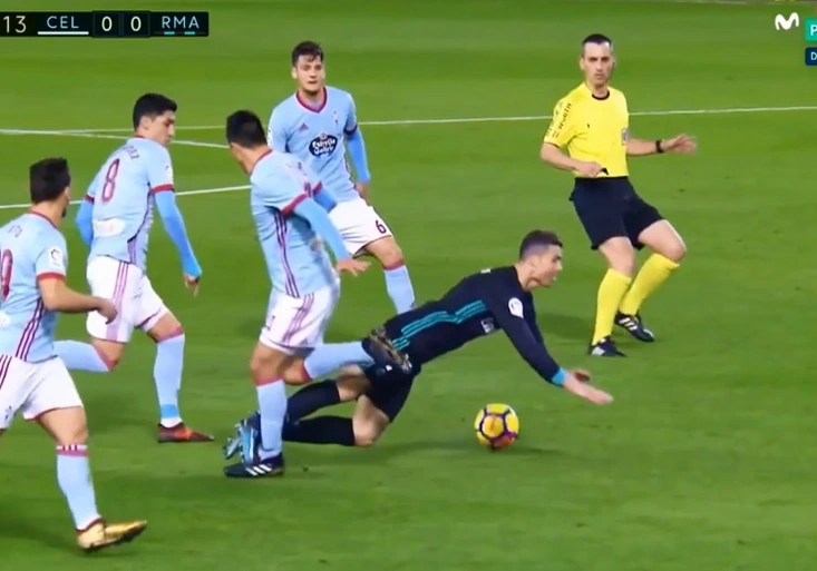 Ronaldo pobouřil fanoušky! TAKHLE trapně simuloval a ještě se usmíval
