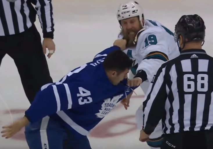 Bláznivá bitka v NHL! Jak Kadri připravil Thorntona o vousy?