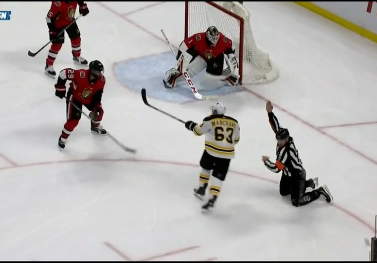 Nejstylovější vyloučení v NHL! Podívejte se, co bláznivého vyváděl rozhodčí!