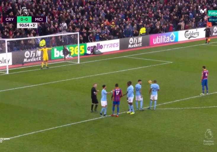 18 a dost! Série Manchesteru City skončila v bláznivém závěru. Brankář odvrátil alespoň porážku