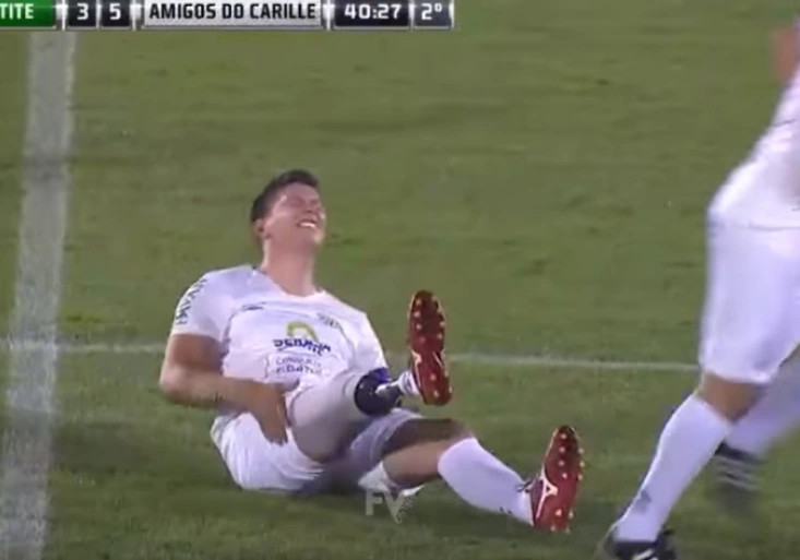 Přeživší pádu letadla bavil na hřišti: Gólman Chapecoense simuloval se svojí protézou!