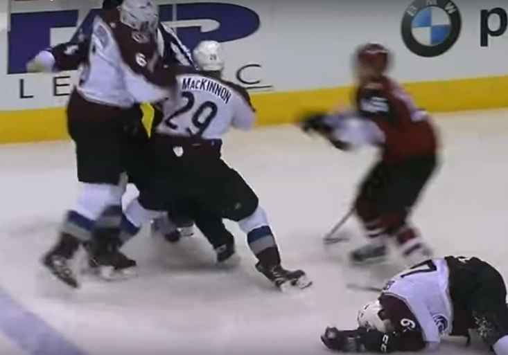 Zákeřný útok v NHL! Nečekané K.O. pro mladíka z Colorada rozpoutalo velkou bitku