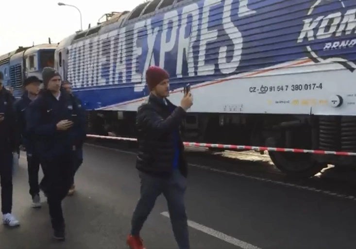 Unikát! Hráči i fanoušci Komety odjeli na Spartu vlakem přímo od haly