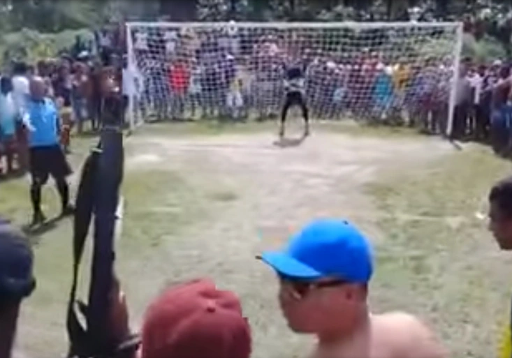 Bláznivé video z brazilského slumu! Po penaltě se střílelo ze samopalu