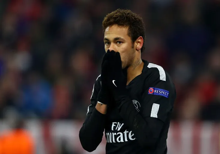 Neymar dostal od fanoušků Bayernu pokrytecký vzkaz! TOHLE po něm házeli z tribun!