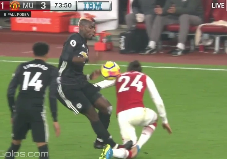 Rozhodčí dal Pogbovi rovnou červenou! Okradl pak ale Arsenal o penaltu?
