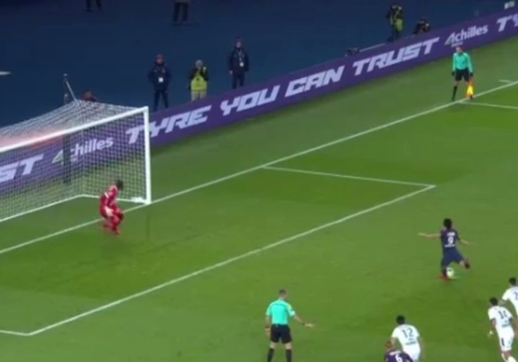 Cavani nasimuloval penaltu, PSG ale zachránil až úžasně Neymar!