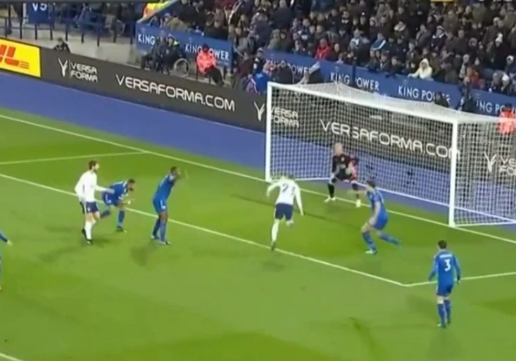 Bída dánského krále. Jak mohl TUHLE gólovku Eriksen neproměnit?