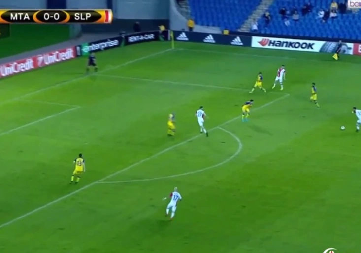 Hušbauer vypálil RAKETU a úžasně zasáhl cíl. Slavia se v Izraeli přiblížila postupu!