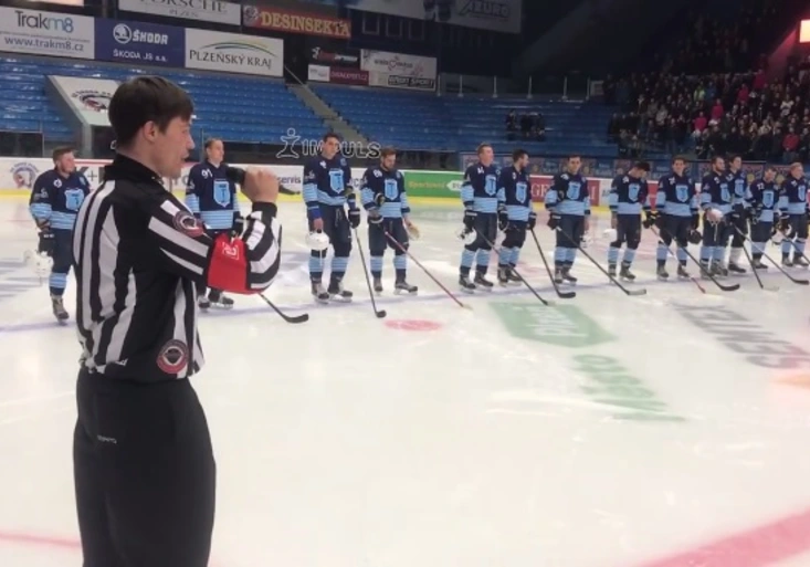 Šok před bitvou o Plzeň! Hokejový sudí předvedl neskutečný výkon