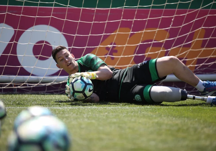 Obdivuhodné! Gólman z prokletého letu Chapecoense se vrátil k tréninku. S jednou nohou!