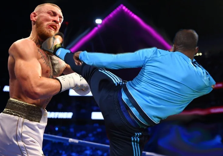 Evrův kung-fu kop do fanouška je hitem internetu! Jak si s ním pohráli vtipálci?
