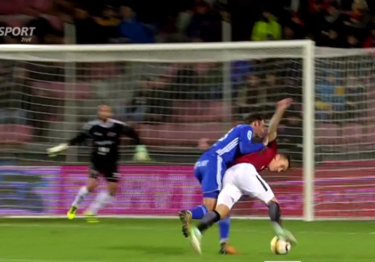 Lišák Šural! TAKHLE si došel pro penaltu a poslal Spartu do vedení. Vyrovnal Baroš