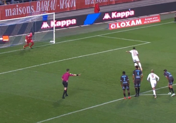 Memphis Depay řádil. Hattrick pečetil úžasnou penaltou ve stylu Panenky!