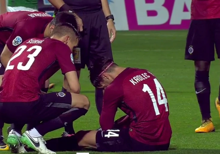Kruté! Sparťan Kadlec opustil hřiště v slzách už po 7 minutách. Co se mu stalo?