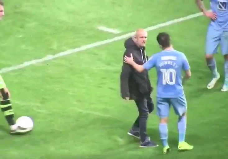 Ten se s tím nemazal! Fanouškovi se nelíbil výkon jeho týmu. Naháněl soupeře, nadával vlastním hráčům