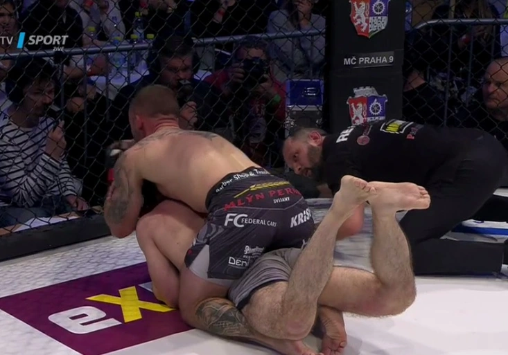 Noc legend MMA: Hamršmíd uškrtil soupeře, Král prohrál kvůli zranění