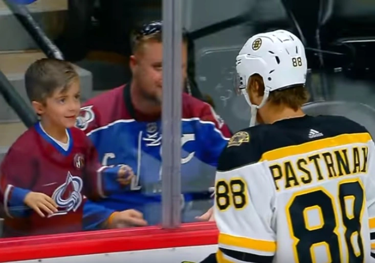 Pastrňáka v NHL milují! Čím potěšil malého fandu týmu soupeře?