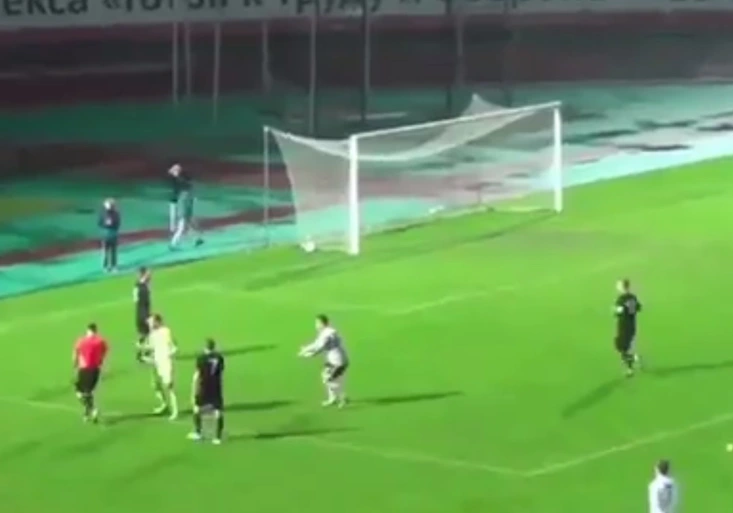 Jedině v Rusku! Sudí neodpískal dvě jasné penalty, komentátor to neunesl a odešel!