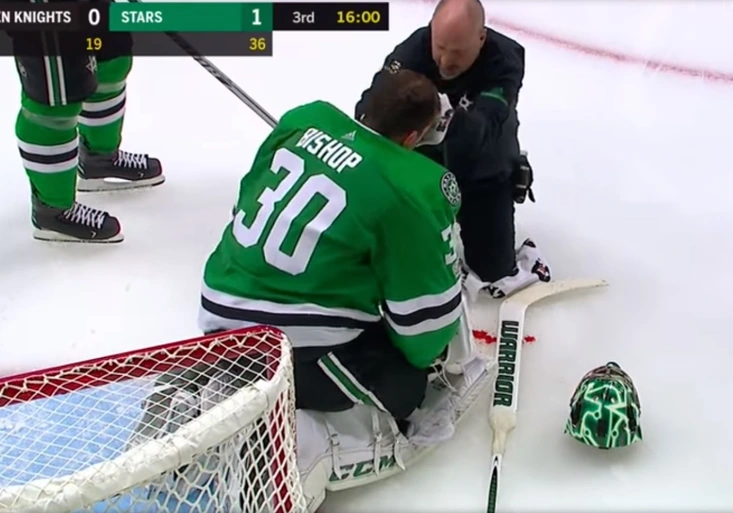 VIDEO: Brankář v NHL chytal obličejem! S krvavým zraněním musel ze hry!