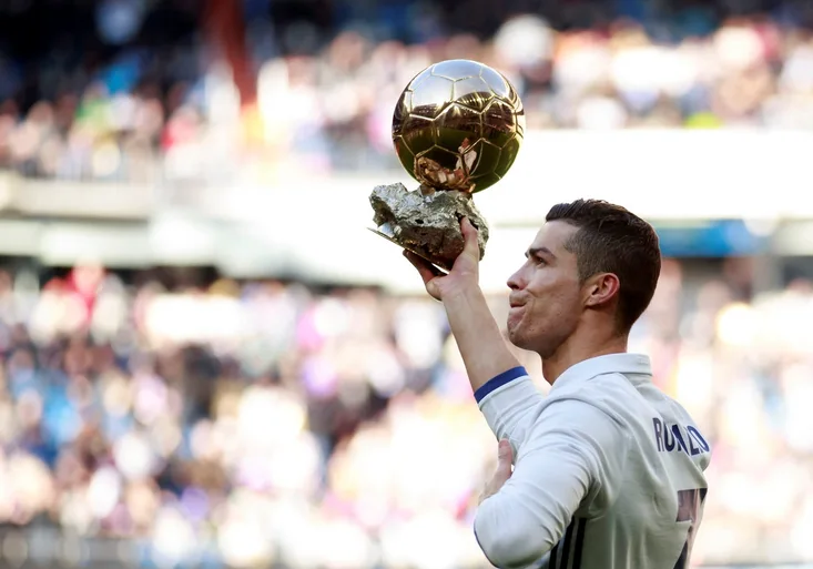 Ronaldo se blýskl dalším úžasným gestem! Co udělal se Zlatým míčem?