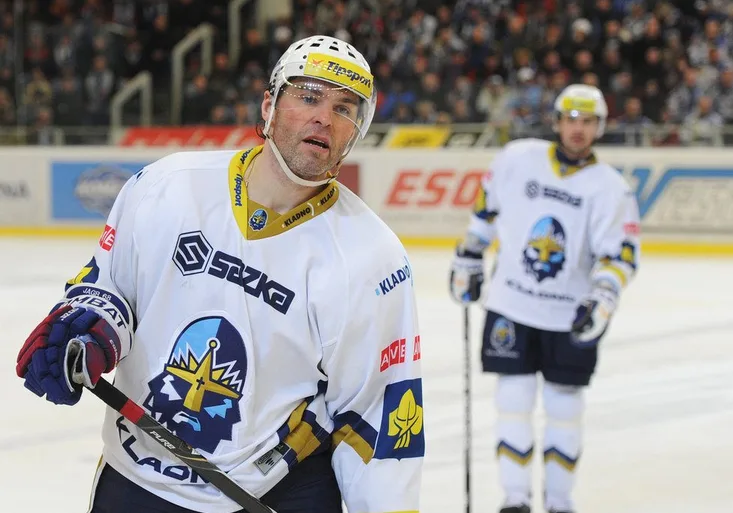 Jágr vyprodal stadion, ale zatím za Kladno hrát nebude. Chytí nejnovější laso z NHL?