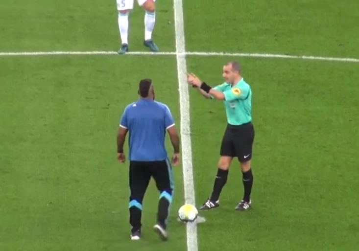 Nevídaný slavnostní výkop: Fanoušek všechny zaskočil gólovým sólem!