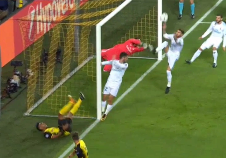 Volejbalista Ramos! Odpustil rozhodčí Realu Madrid penaltu?