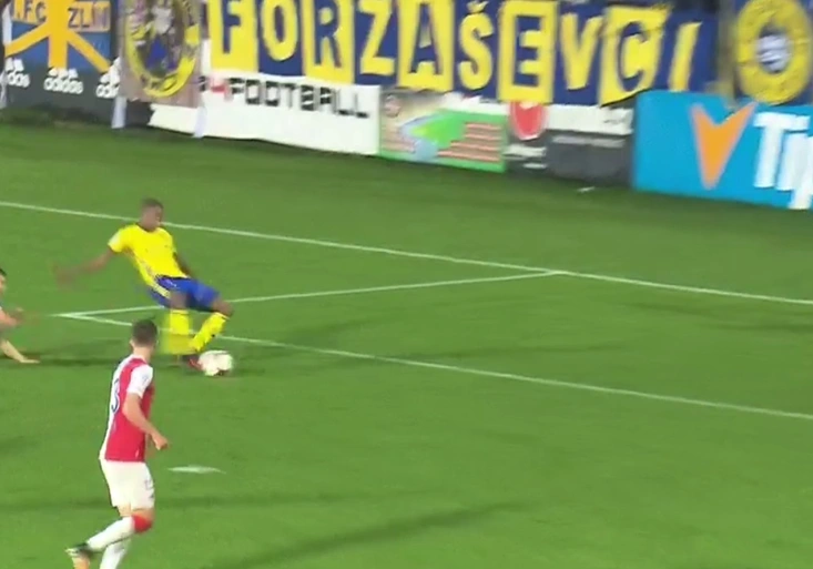 Slavia překonala rekord, ale ztratila body. Ve Zlíně ji srazil Jugasův penaltový faul. Měl být vyloučen?