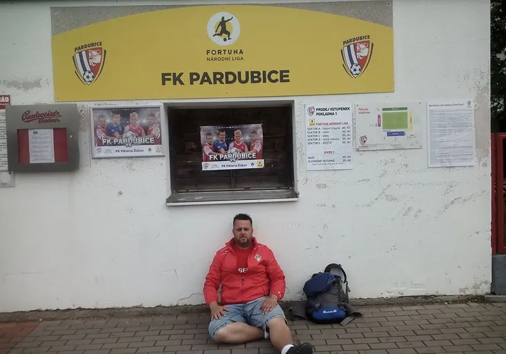 Blázen ze Žižkova! Fanoušek šel pěšky na zápas do Pardubic! Trvalo mu to 4 dny!
