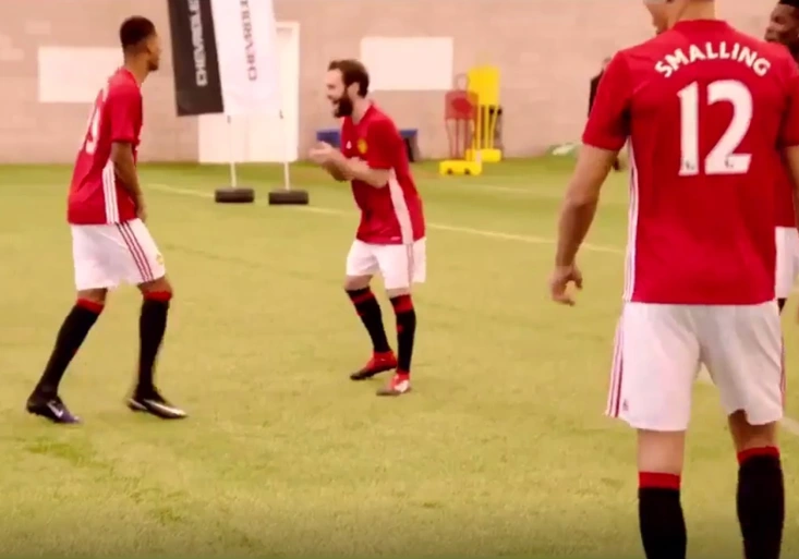 Smalling šokoval spoluhráče z Manchesteru! Není divu, že se mu za soutěž vysmáli!