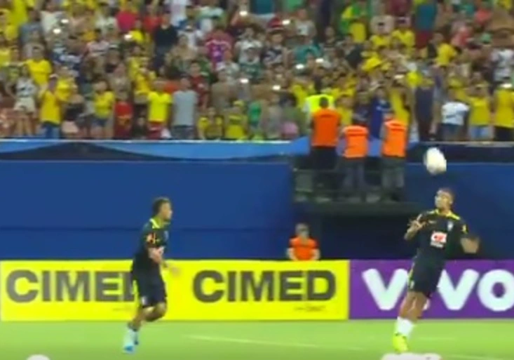 Neymar a Jesus předvedli svůj um. Obkroužili půl hřiště s míčem ve vzduchu!