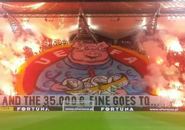 UEFA dál bojuje s fanoušky Legie. Za co byl polský klub potrestán tentokrát?