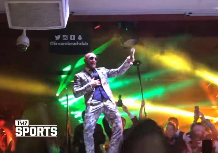 Párty miliardářů! Jak po zápase relaxovali Mayweather a McGregor? Striptérky a tanec na stole!
