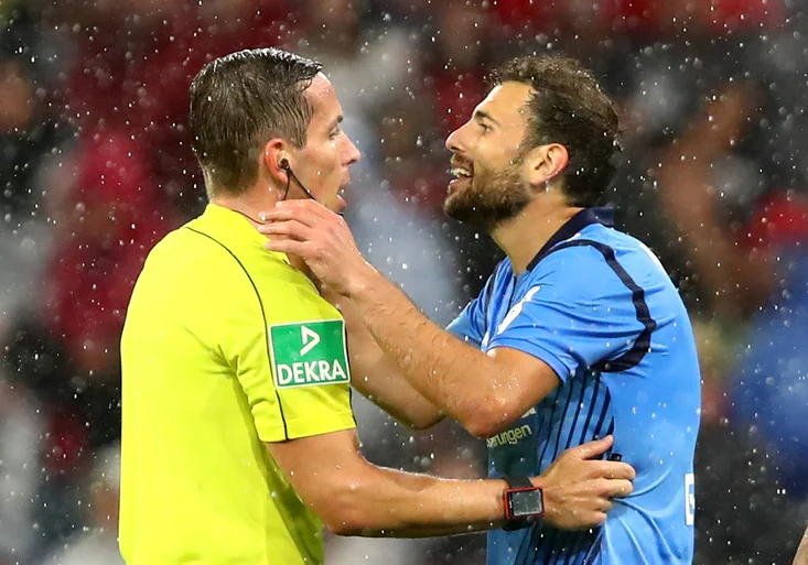 Historický moment v bundeslize! Bayernu daroval penaltu rozhodčí vzdálený 570 kilometrů!