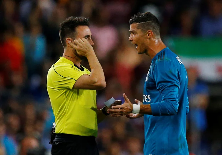 Přísný trest pro Ronalda! Kolik dostal za strčení rozhodčího? Odveta s Barcelonou bude bez něj!