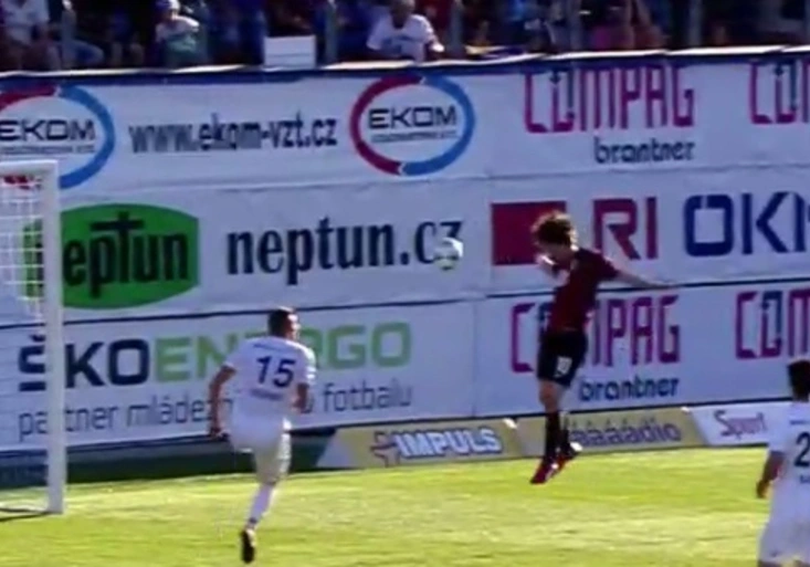 Rosický školil soupeře jako za starých časů! Jak blízko byl ke gólu hlavičkou?