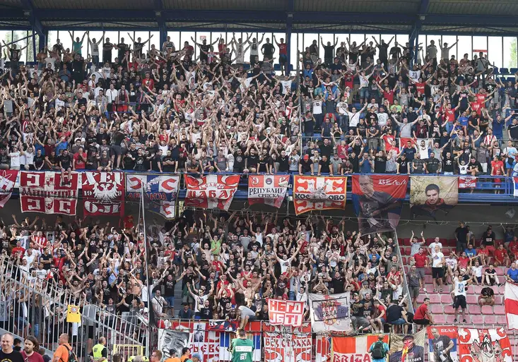 Srbští fanoušci děkovali českému národu. Skandování sparťanů štvalo některé diváky