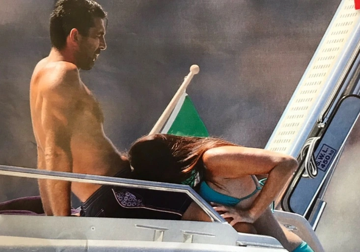 Buffon vysvětlil pikantní foto z dovolené! Co hledala půvabná Ilaria v jeho klíně?