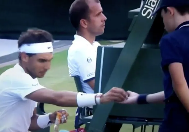 Líný Nadal naštval Wimbledon. Jak ho mladý podavač pohotově zahanbil?