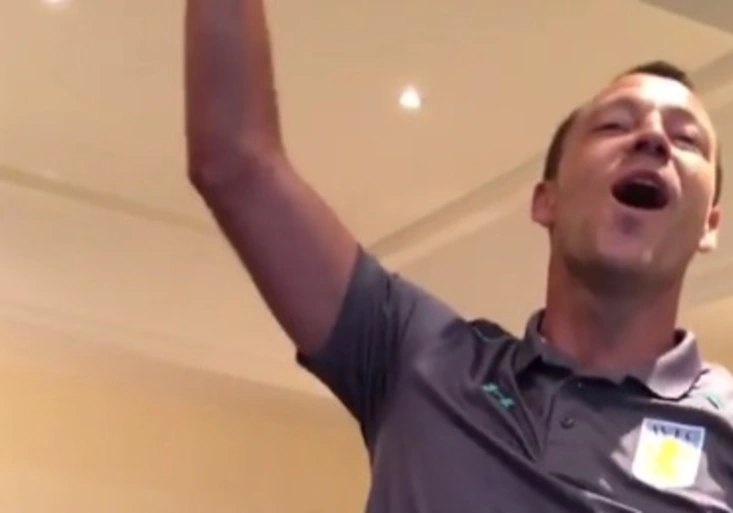 John Terry zpěvem pobavil Anglii. Jakou pecku vyšvihl na úvod v Aston Ville?