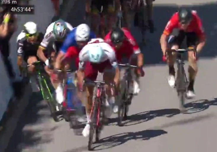Těžký pád Cavendishe na Tour! Přehnal to Slovák Sagan s tvrdostí?